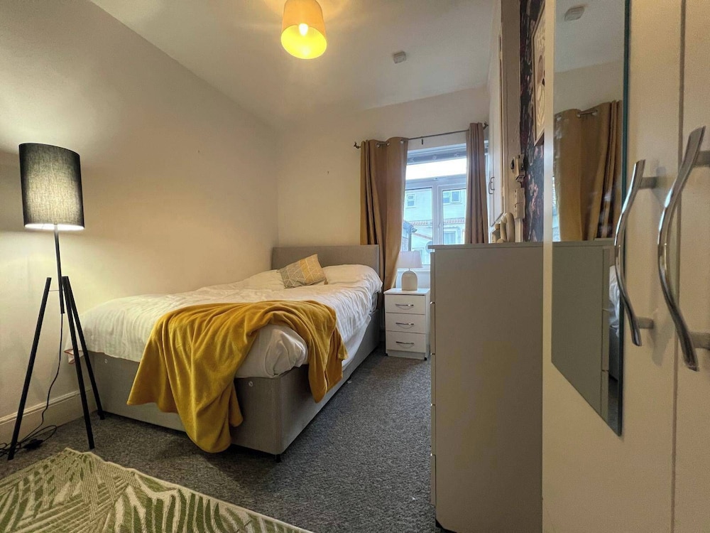 Lena St - 3 Bedroom House - Sleeps 6 - Wifi