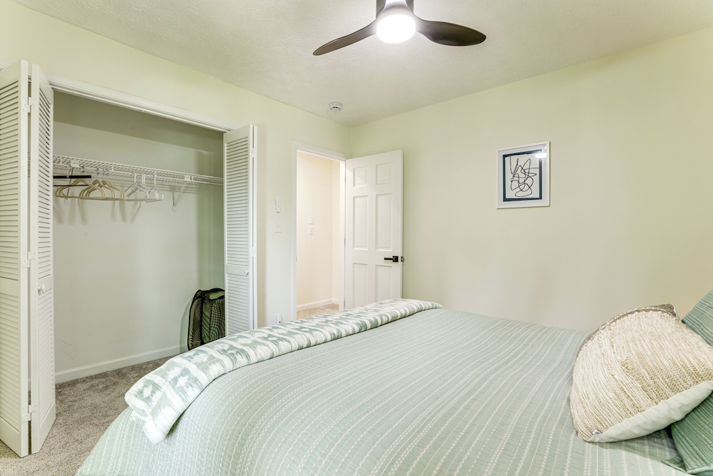 5 Mi to Stone Mountain: Lakefront Family Home