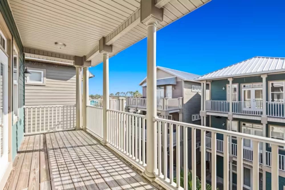 Serenity by the Sea! 4BR Retreat, Sleeps 12, Walk to Beach & Community Pool