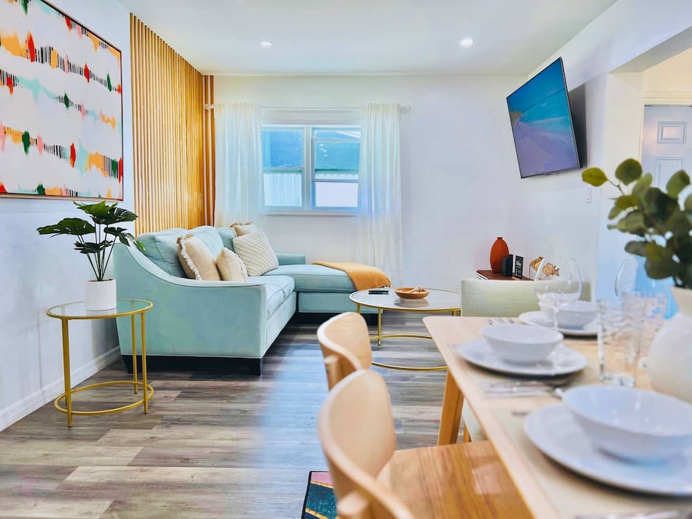 Stylish House w Hot Tub Close to Beach Stadium