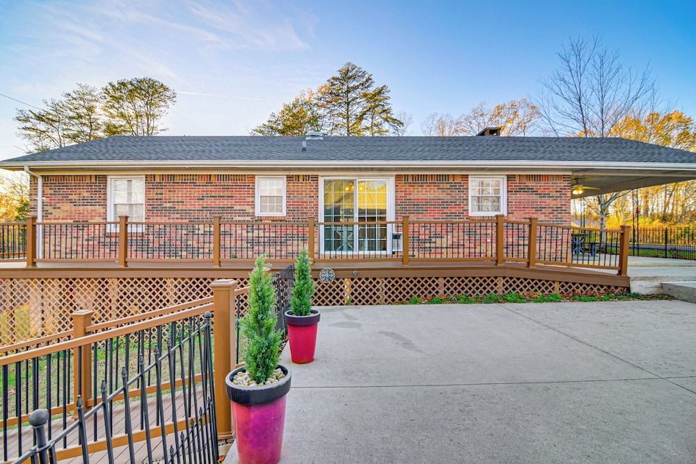 2 Mi to Lake Cumberland Access: Home w/ Grill