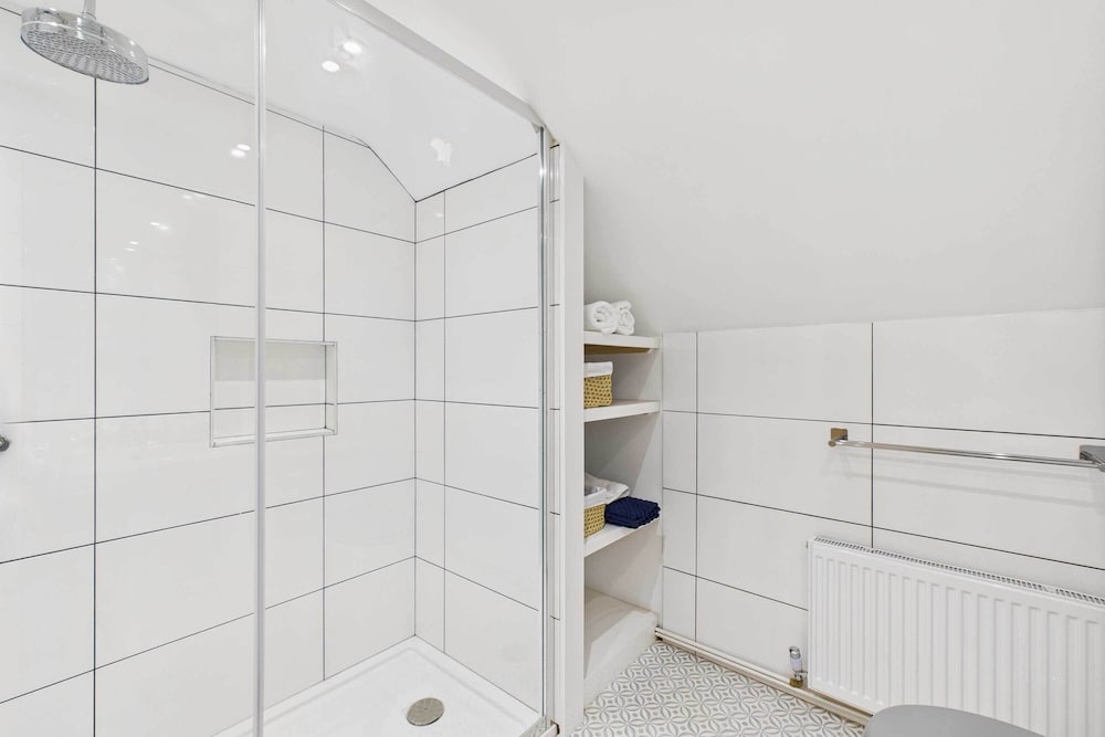 Host Stay Merrow Cottage