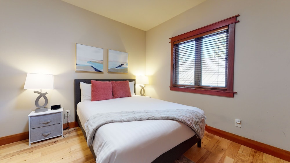 Red Slate Canyon - Modern 2-story Condo view 3