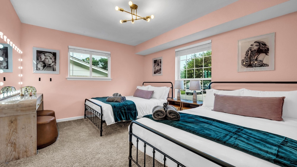 LuxStay Escapes