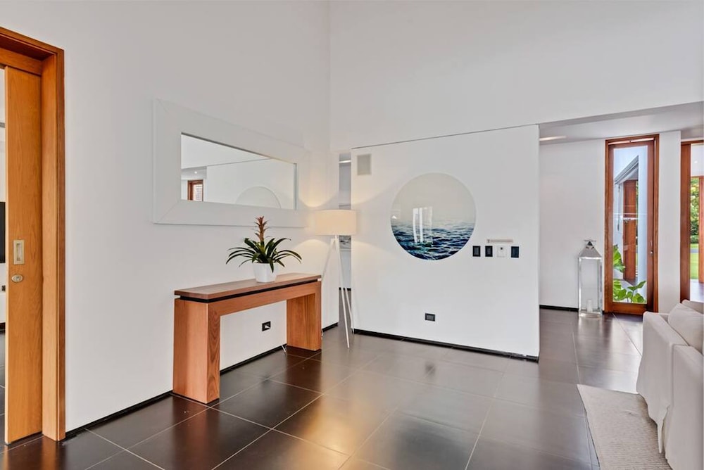 Beautifully-designed Contemporary Villa