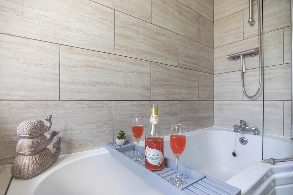 Spacious 4-bed, Free Parking, Short or Long Stays