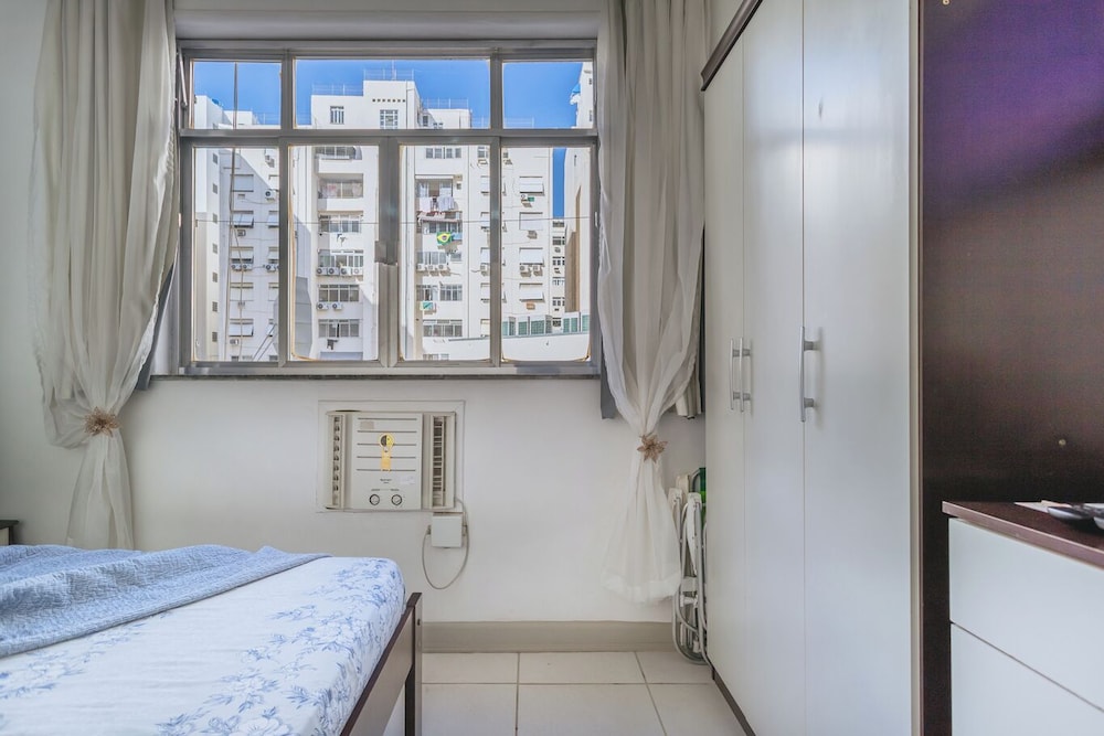 Studio com Wi-fi e Ar a 45m da Praia de Copacabana