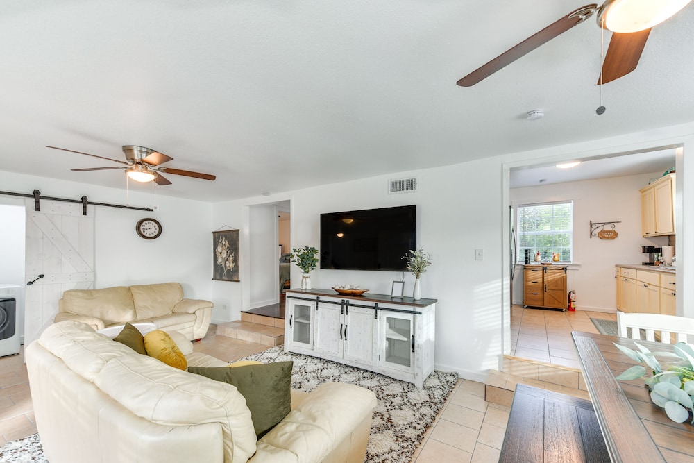 1 Mi to Dtwn Waco! Lovely Home w/ Fire Pit Table
