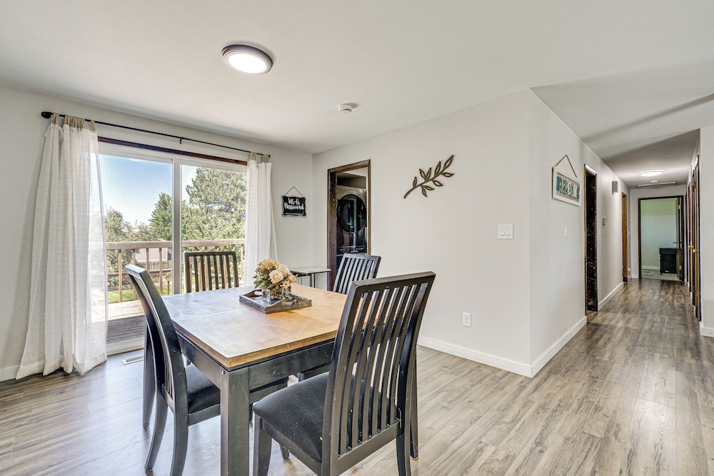 Cozy Apt w/ Private Deck, 2 Mi to Toyota Center!