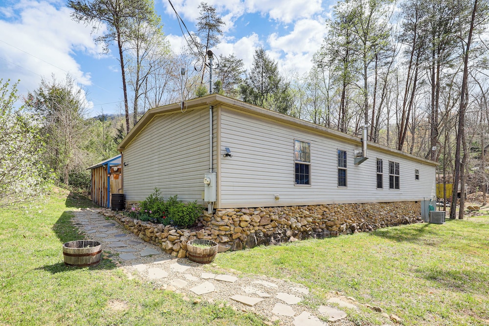 Hot Tub & Fire Pit: Getaway in Sevierville!