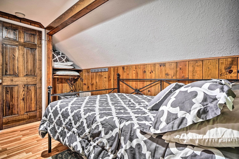 Rustic Sevierville Cabin: Hot Tub & Mountain Views view 2