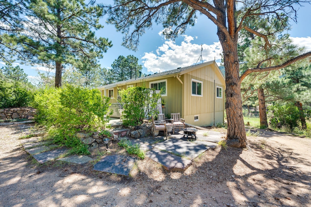 Serene Home w/ Hot Tub - 6 Mi to Boulder Falls! view 5