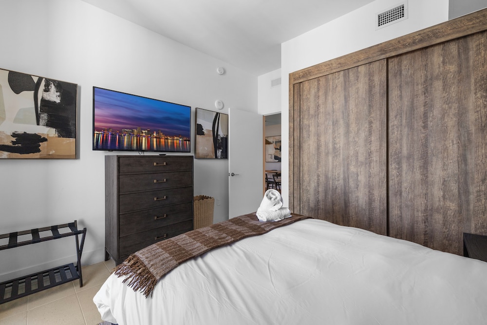 Luxury 49FL Condo with City Views