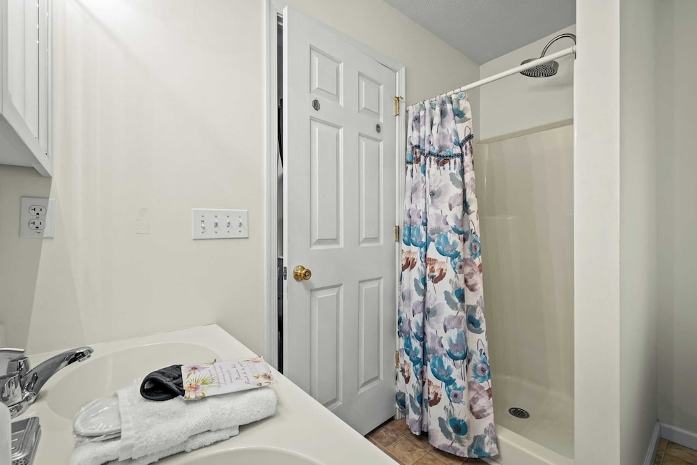 Birch Hollow by Avantstay Cozy Poconos Home w/ Fireplace, Soaking Tub & Kids Play Area