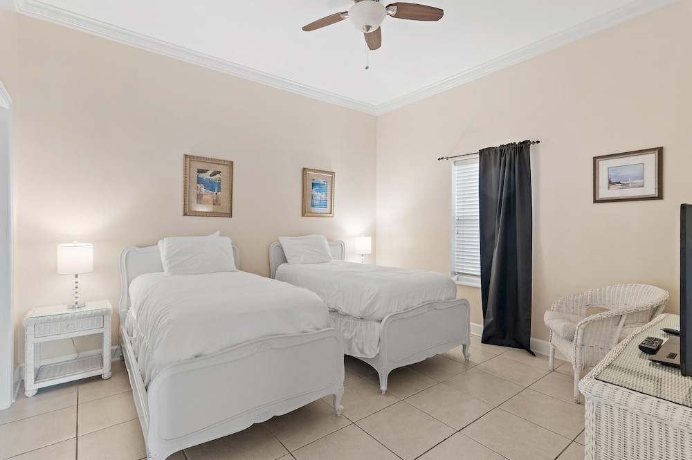 Pavilion Palms 205b