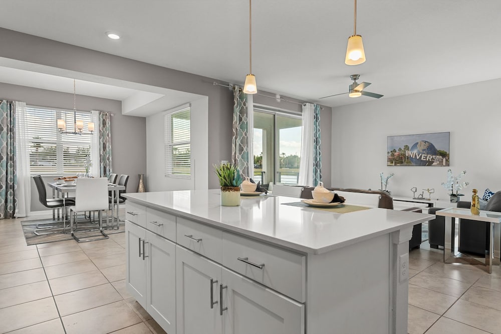 Cozy Stylish 2BR Condo Prime Storey Lake Spot