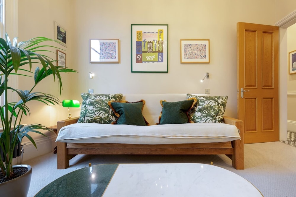 Bright Camberwell Georgian Apartment