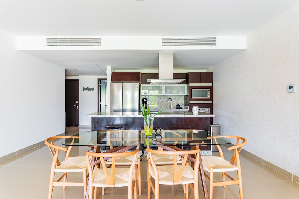 Casa Bellisima ! 2 bedroom swim up 2 Apts by RedAwning