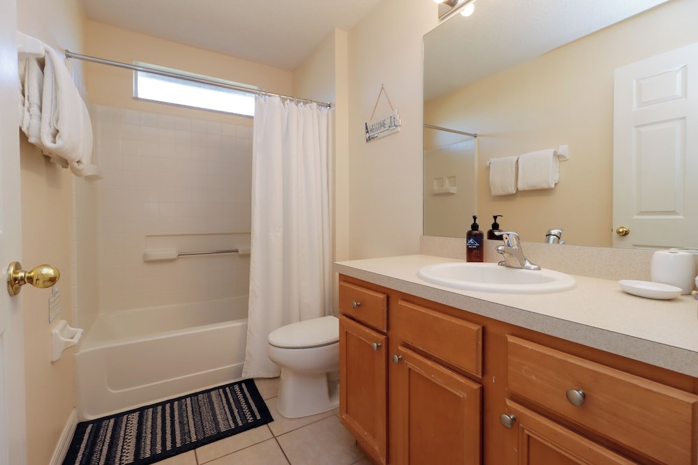 Emerald Island Retreat Near Parks - Image 3