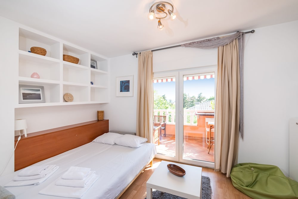 Mirella Cosy Apartment With Two Bedrooms view 4