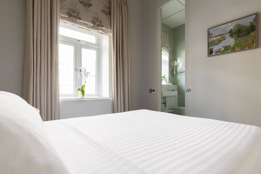 Southwell Gardens II by Onefinestay