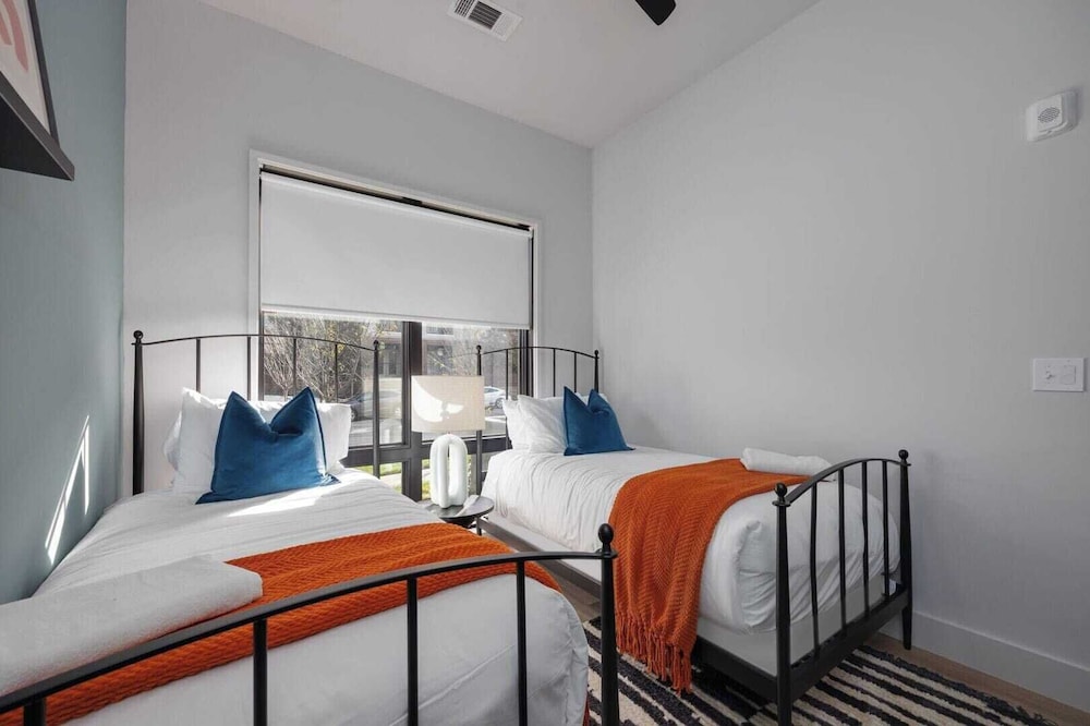 Sleeps 42 7 Modern Midtown Apartments w/ Gym + Pool Walkable to Shops & Eats