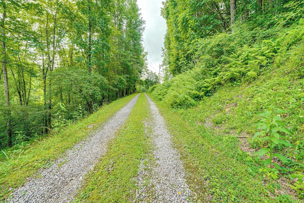 Hot Tub + Pet Friendly: Quiet French Creek Getaway