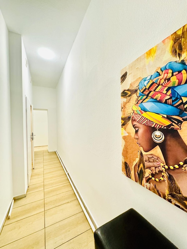 4BR Apartment for 8 Near FAC Platz