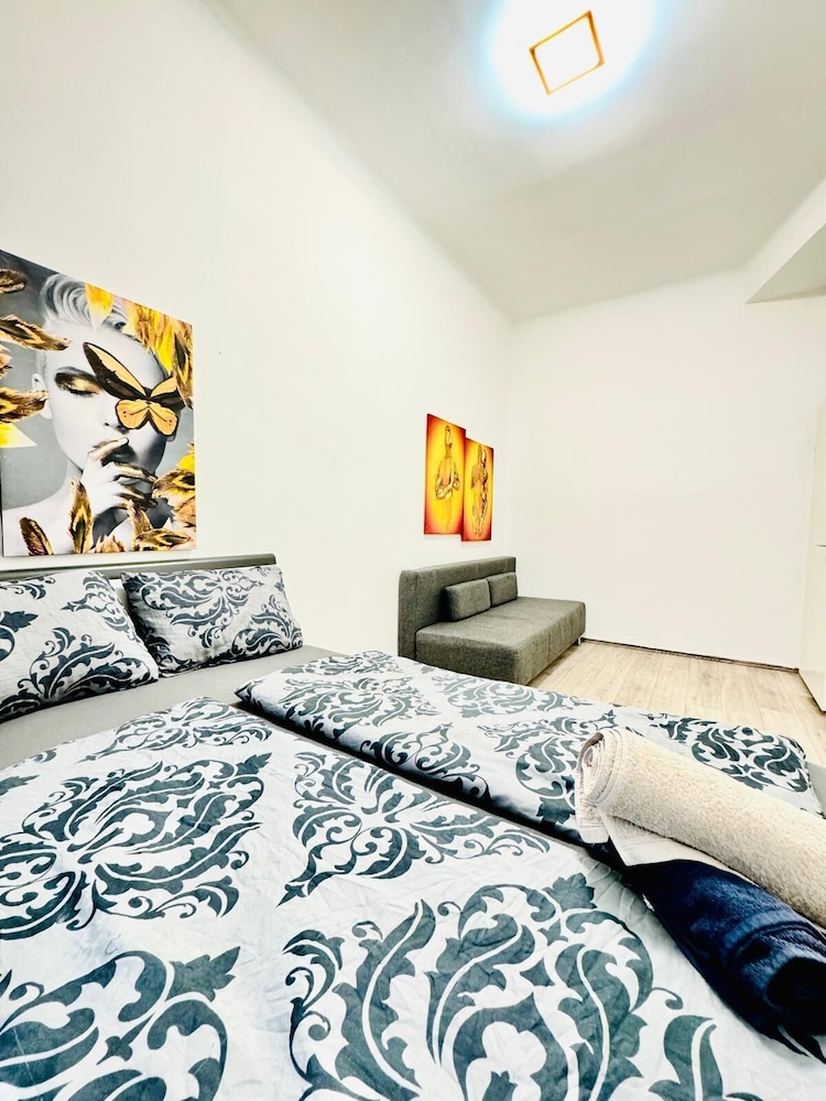 Bright 3BR Appt Steps from FAC Platz
