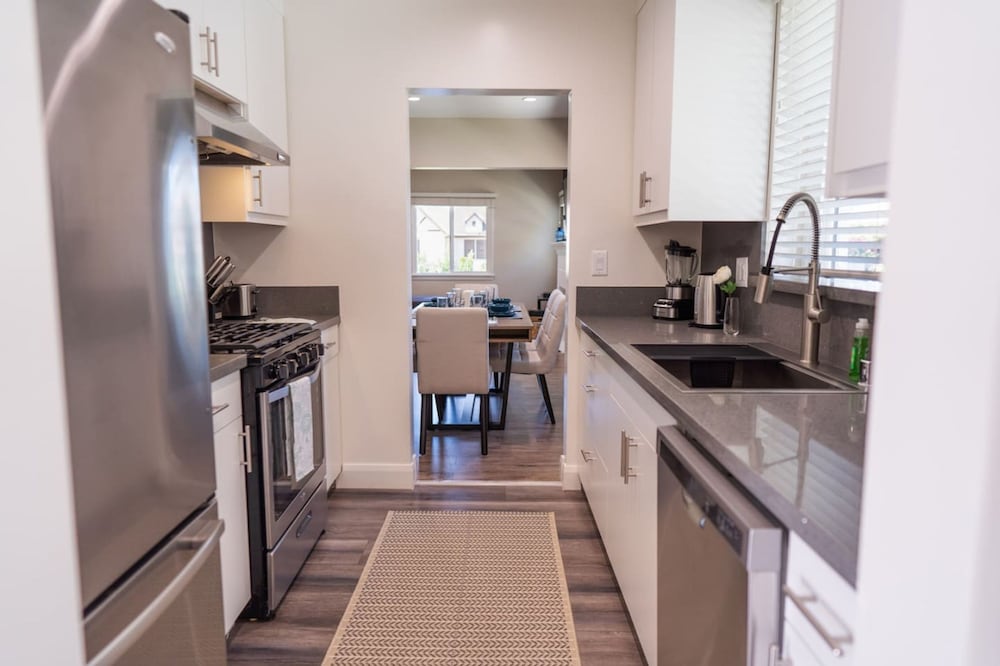 Remodeled 3BR House w Hot Tub Fenced Yard p58