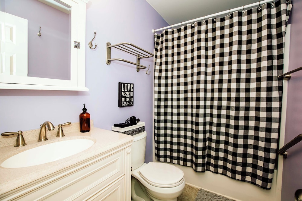 1 Mi to Dtwn Black Mountain: Home w/ Patio & Yard