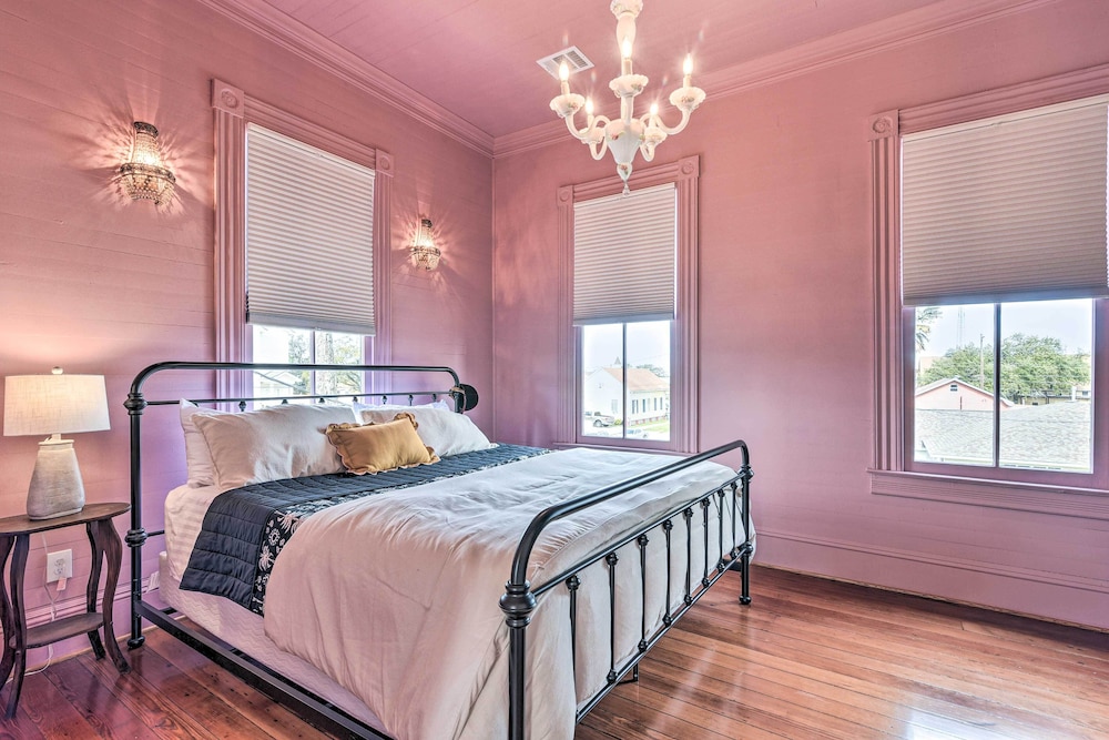 Stunning Historic Home < 4 Mi to Beaches! view 4