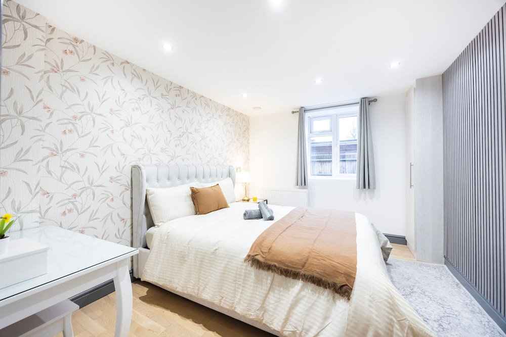 3 Bedroom Apartment by River Thames