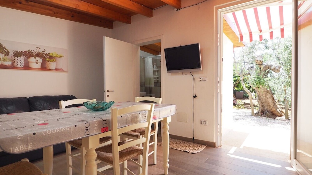 Villa Ulivo Sleeps 7 Garden Close to the sea