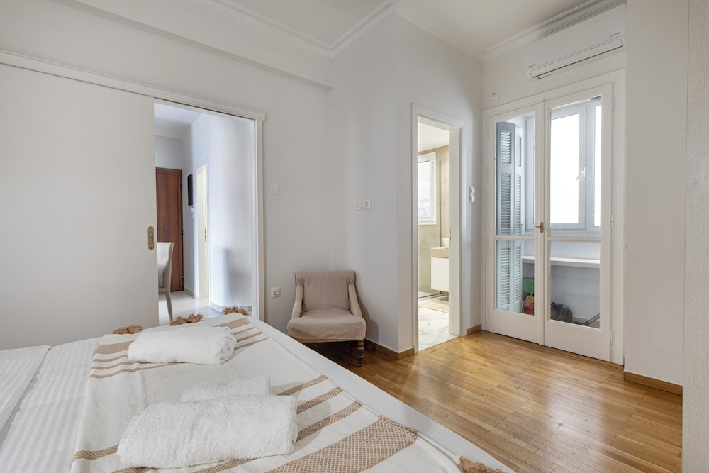 Attica - Captivating 2-Bedroom Apt & Balcony in Athens