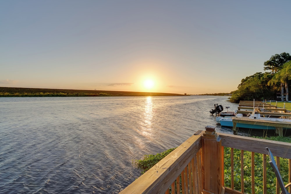 Boat, Fish & Swim: Lakefront Cabin in Okeechobee!