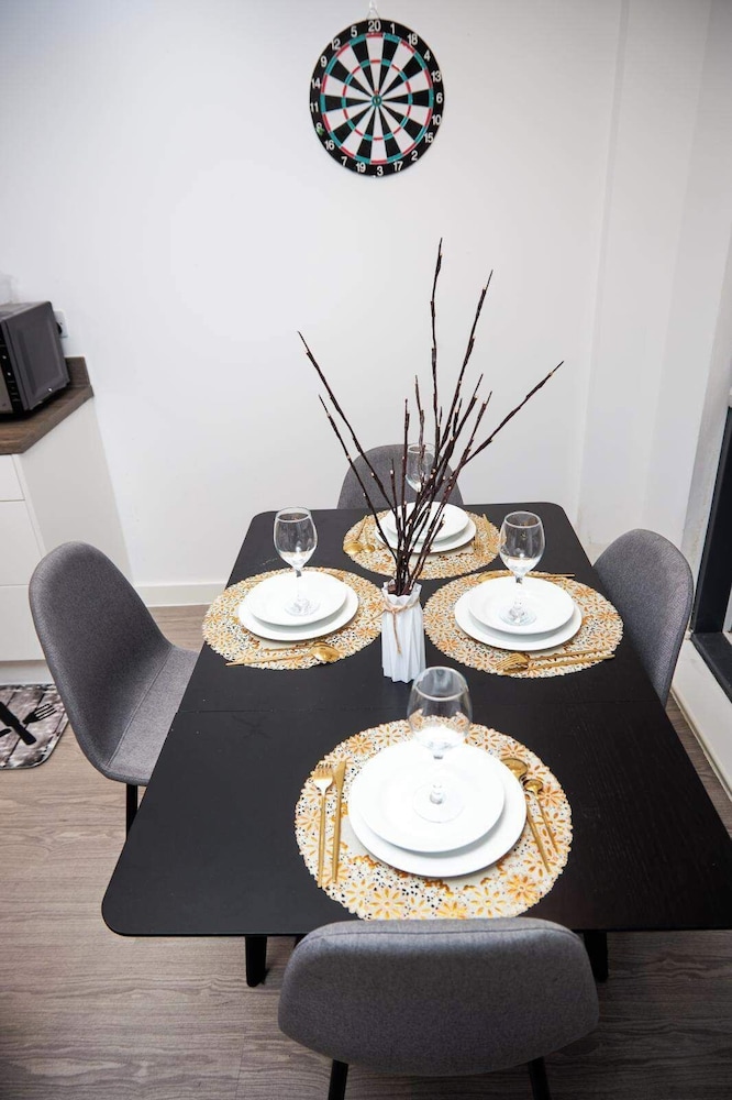 Apartment-sleeps4-streetparking-balcony-duplex