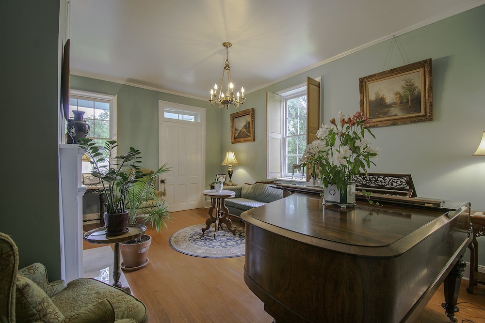Natchez Vacations - Concord Quarters - Property Image 1