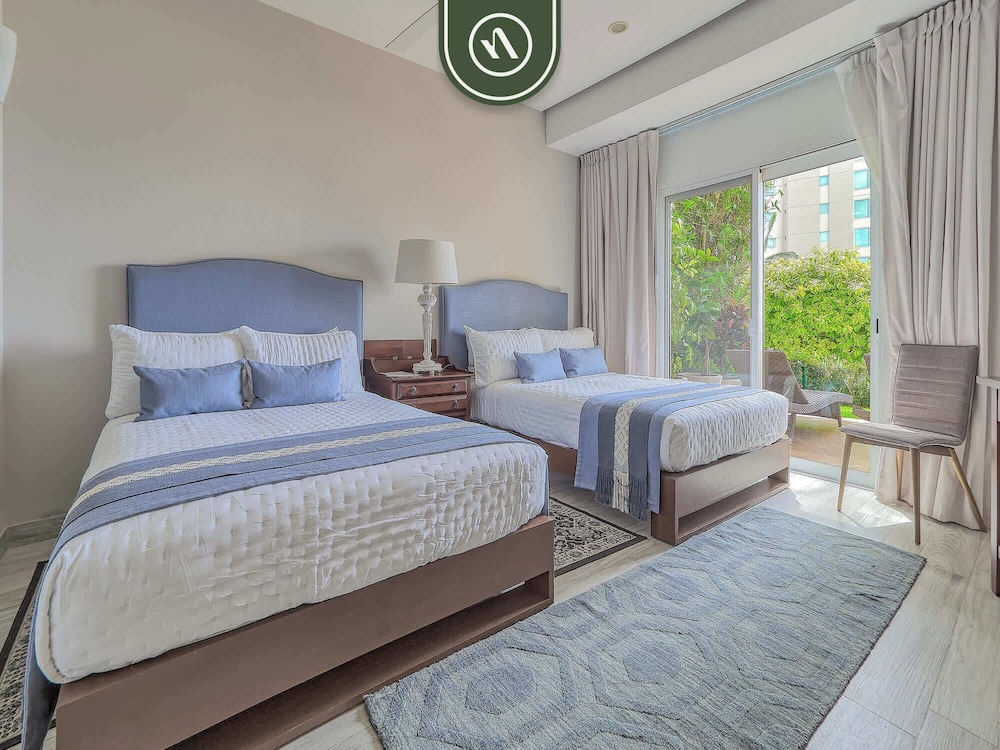 Luxury 4 BR Condo - Private Beachfront Deck With Pool