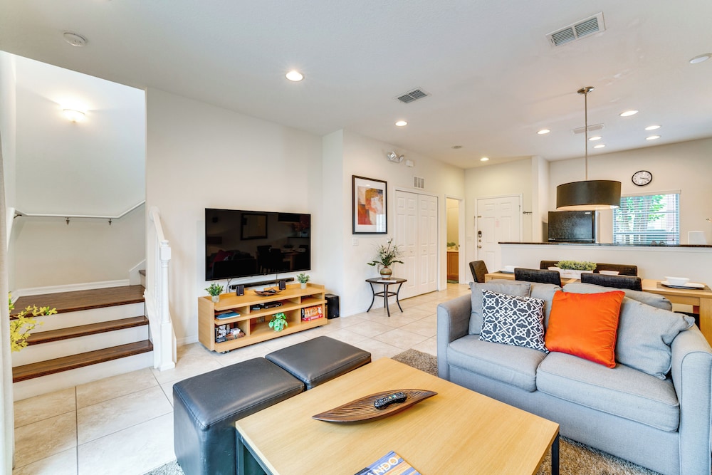 4 Mi to Disney World: Townhome w/ Hot Tub & Lanai!