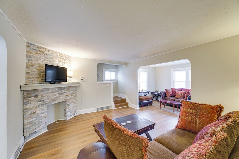 11 Mi to Dtwn Cleveland: Family Home w/ Yard
