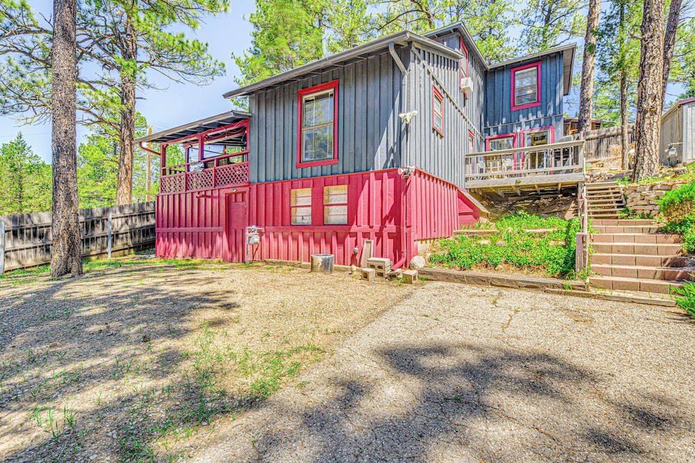 Walk to Downtown Ruidoso: Cozy Wooded Retreat