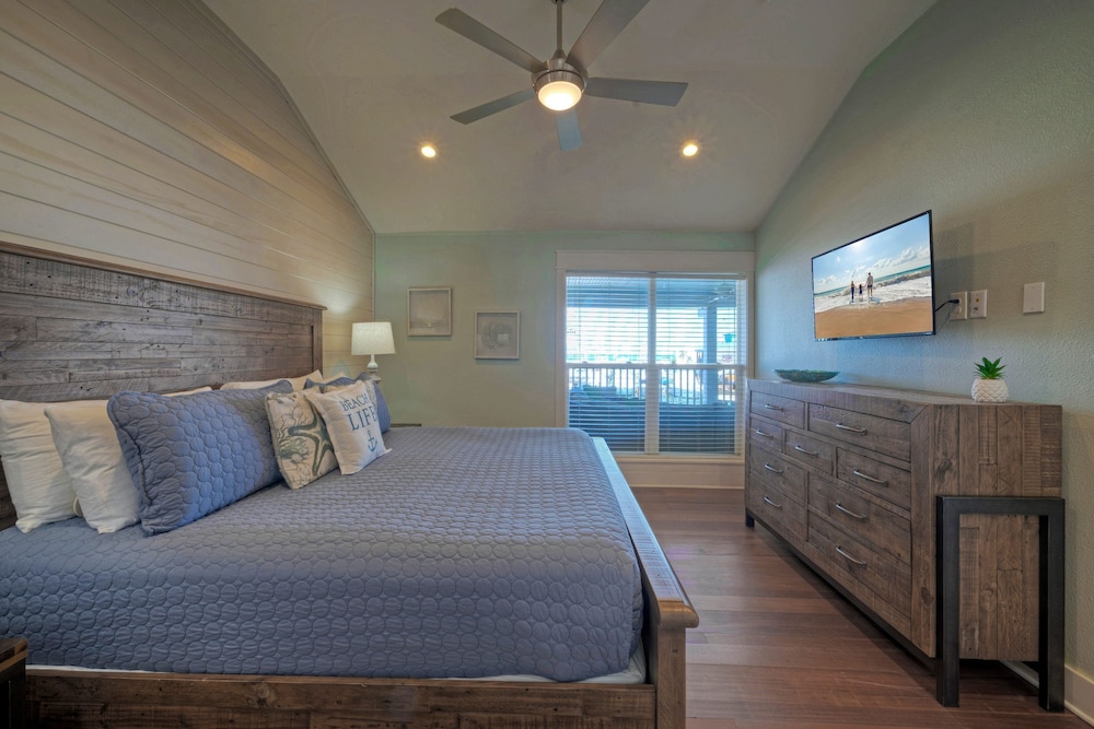 Blue Marlin at Trout Street Balcony w Marina Views Walk to Port A Nightlife