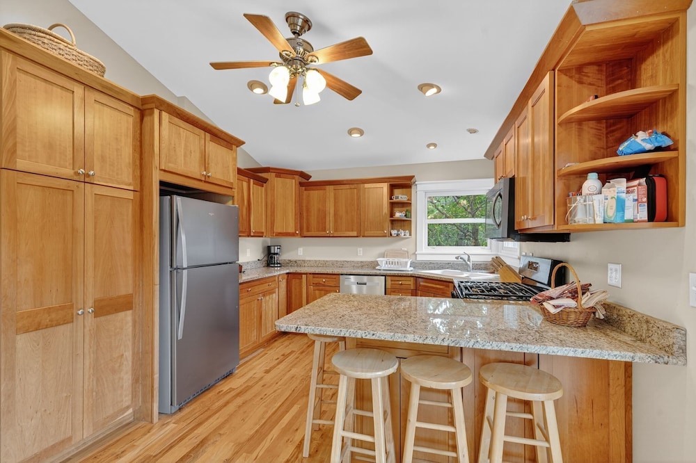 Secluded Woodland Retreat Near Starved Rock Park 4 Bedroom Home