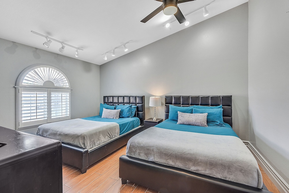 Villa - 8 Bedrms 5 Bths 15 Beds