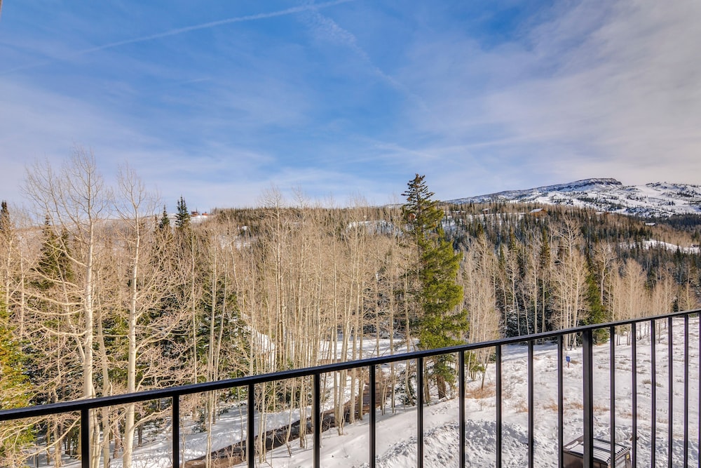 Walk to Brian Head Resort: Condo w/ Pool Access!