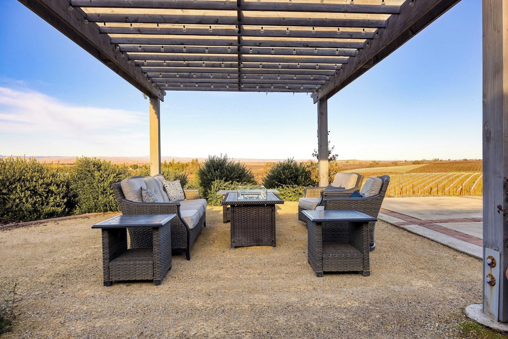 Private Pool, Firepit & Wine Room Near Top Paso Wineries Devi Ranch
