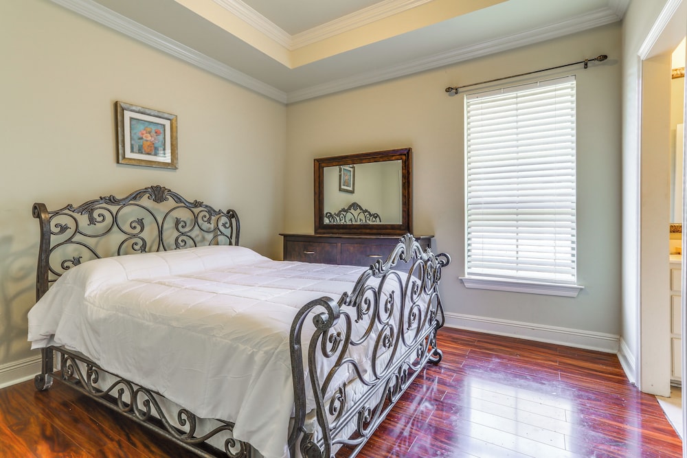 Easy Access to I-10: Family Home in Prairieville!