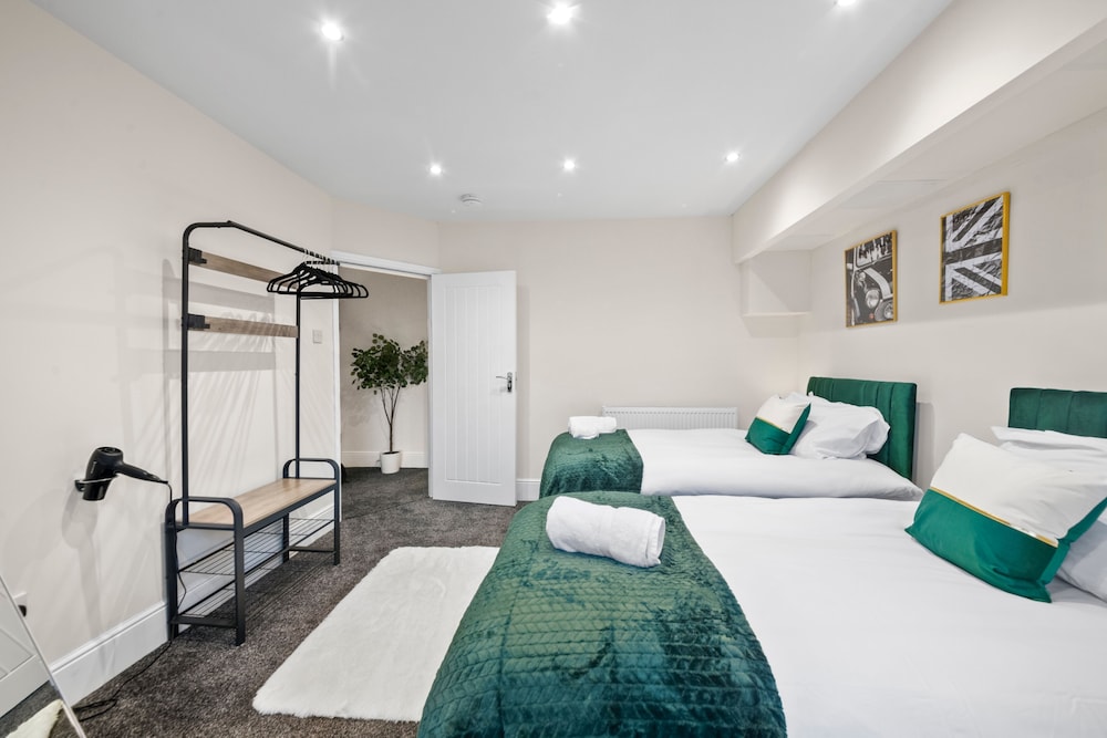 Large 5 Bedroom-free Parking-great Transport Links