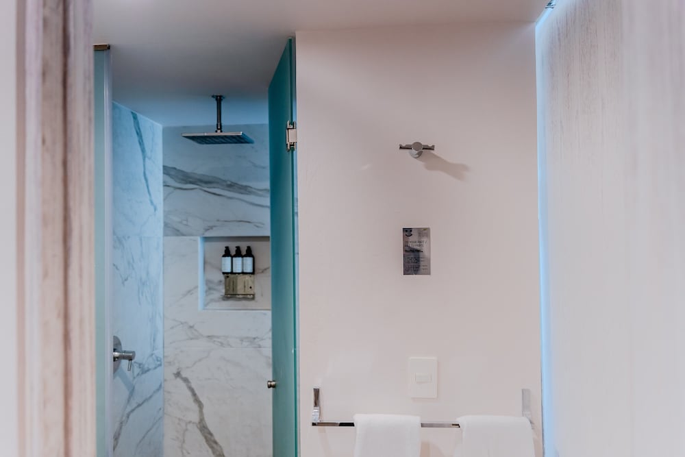 Newport House by Casago